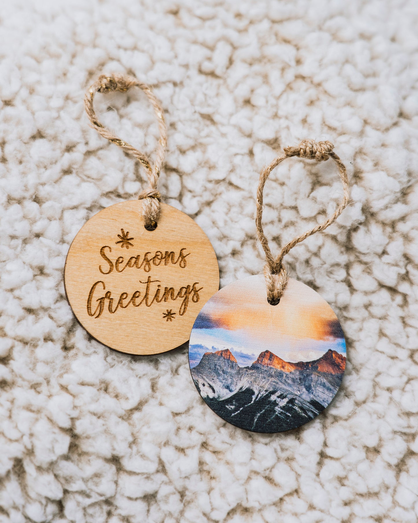 Adorno navideño circular de madera<br> Felices Fiestas<br> Amanecer de las tres hermanas