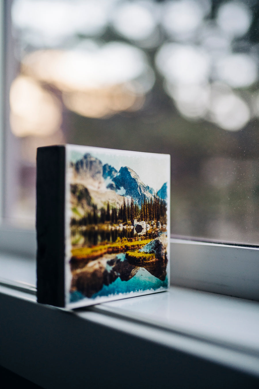 Lago alpino y reflejos<br> Bloque artístico brillante exclusivo de 5x5"<br> Nuevos cantos de madera de pino.