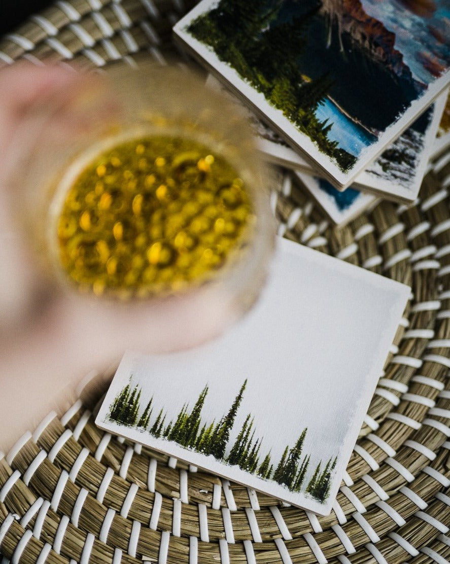 Posavasos con fotografía de madera de abeto y niebla