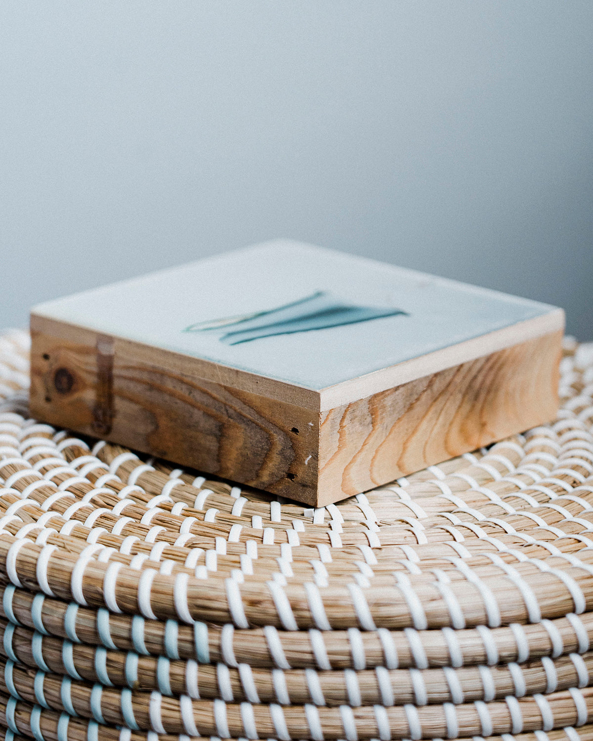 Aguas calmadas<br> Bloque artístico brillante exclusivo de 5x5" <br>Bordes de madera de granero rústico