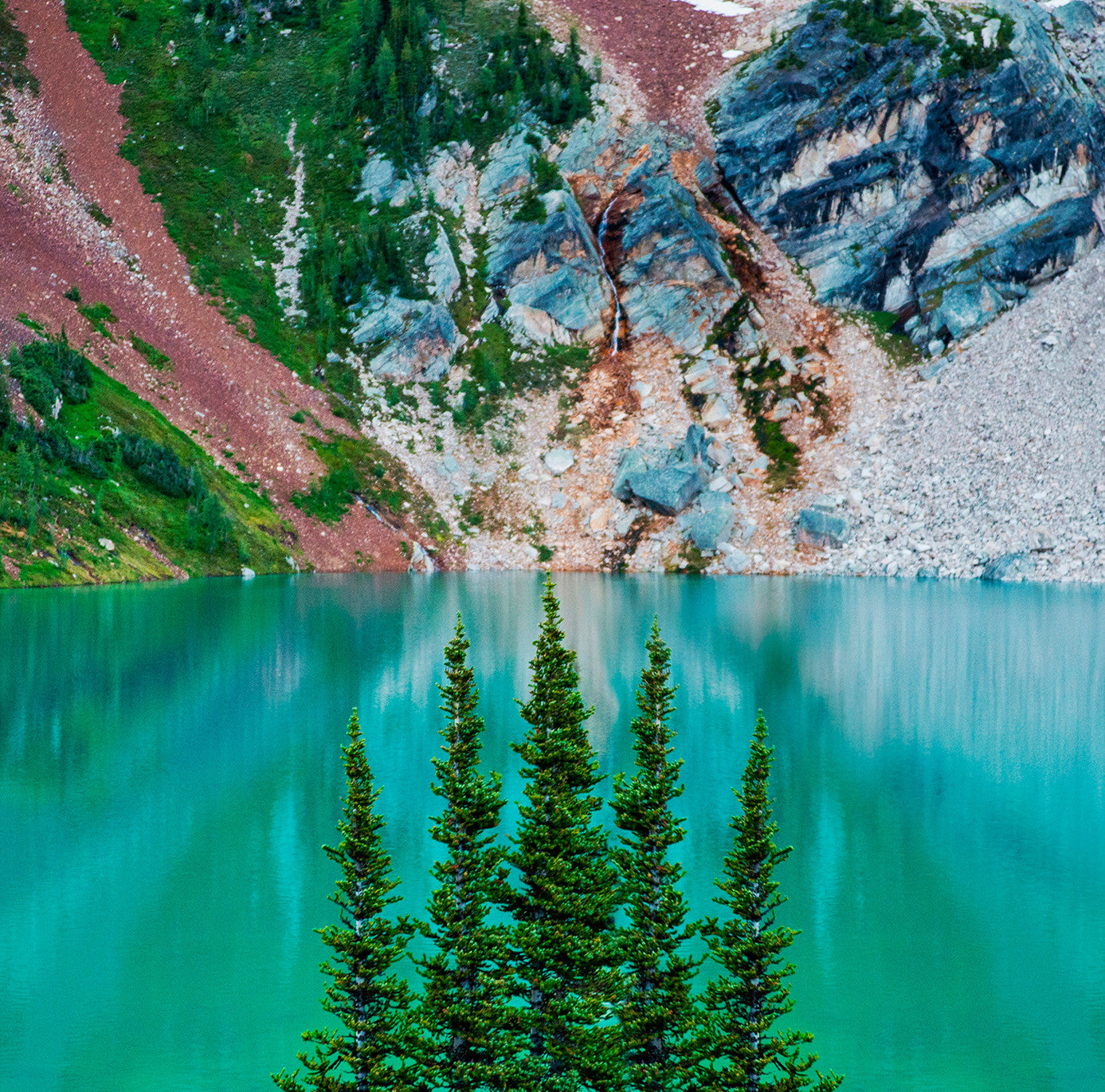 Lago azul surrealista<br> Columbia Británica Canadá<br> Impresión cromogénica de bellas artes de archivo