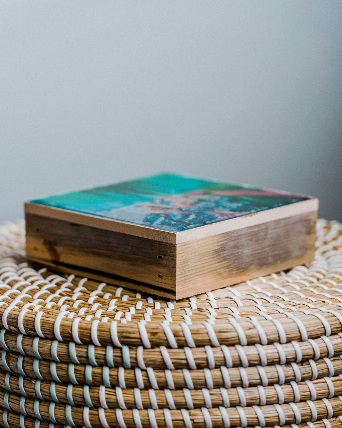 Lago Azul Glacial<br> Bloque artístico brillante exclusivo de 5x5"<br> Bordes de madera de granero rústico
