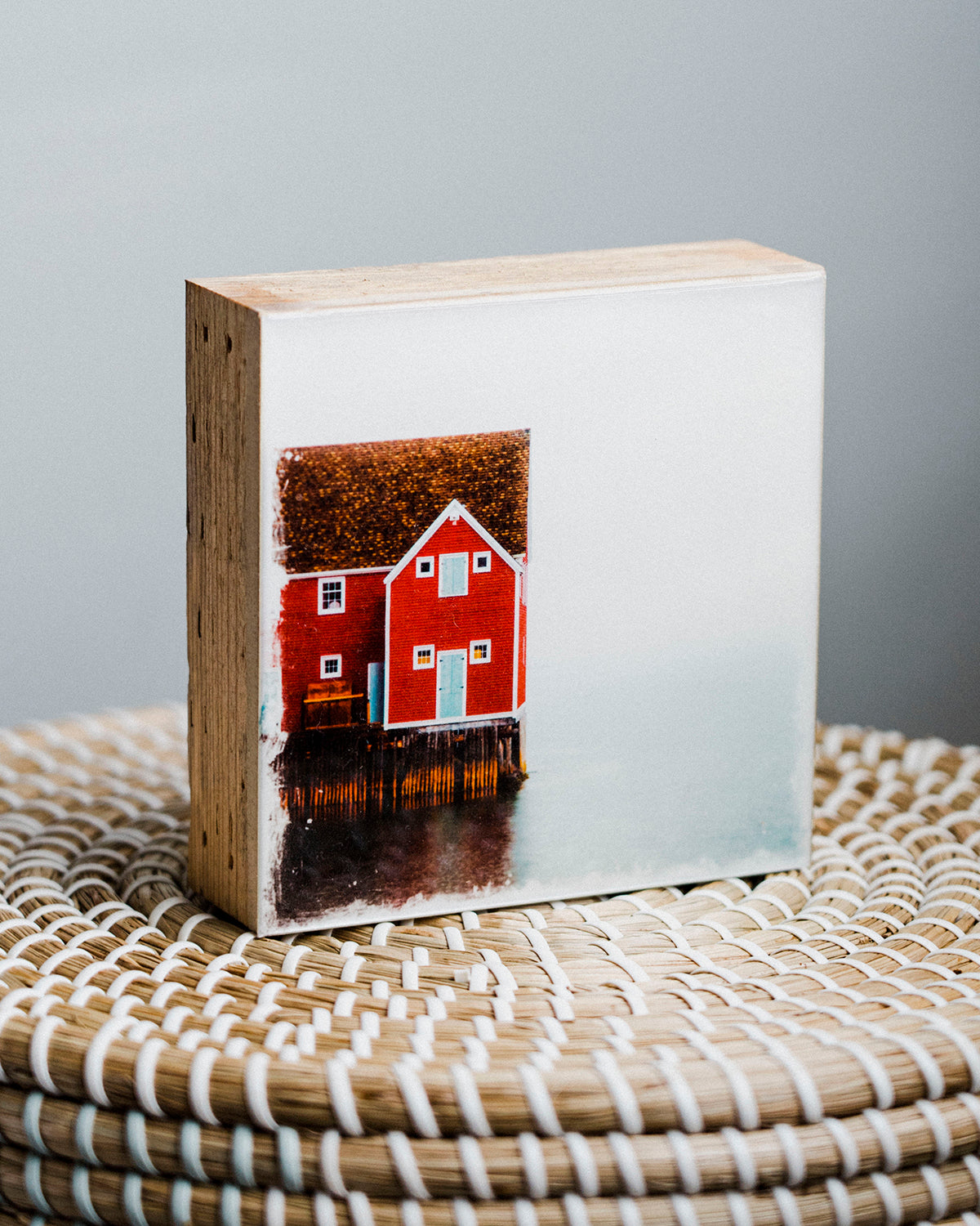 Casa de juegos roja de Terranova <br>Bloque artístico brillante exclusivo de 5x5"<br> Bordes de madera de granero rústico
