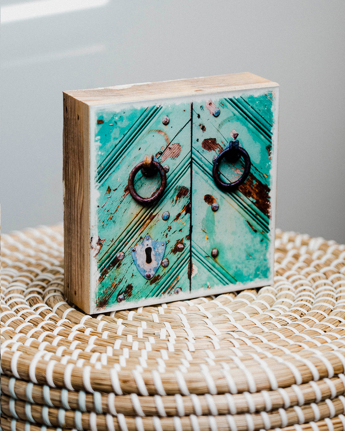 Puerta antigua en Europa <br>Bloque artístico brillante exclusivo de 5x5"<br> Bordes de madera de granero rústico