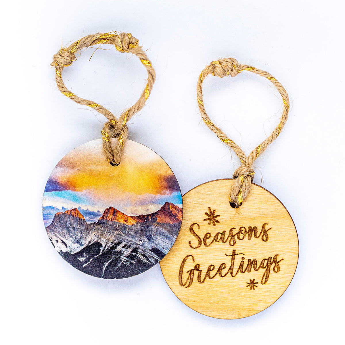 Adorno navideño circular de madera<br> Felices Fiestas<br> Amanecer de las tres hermanas