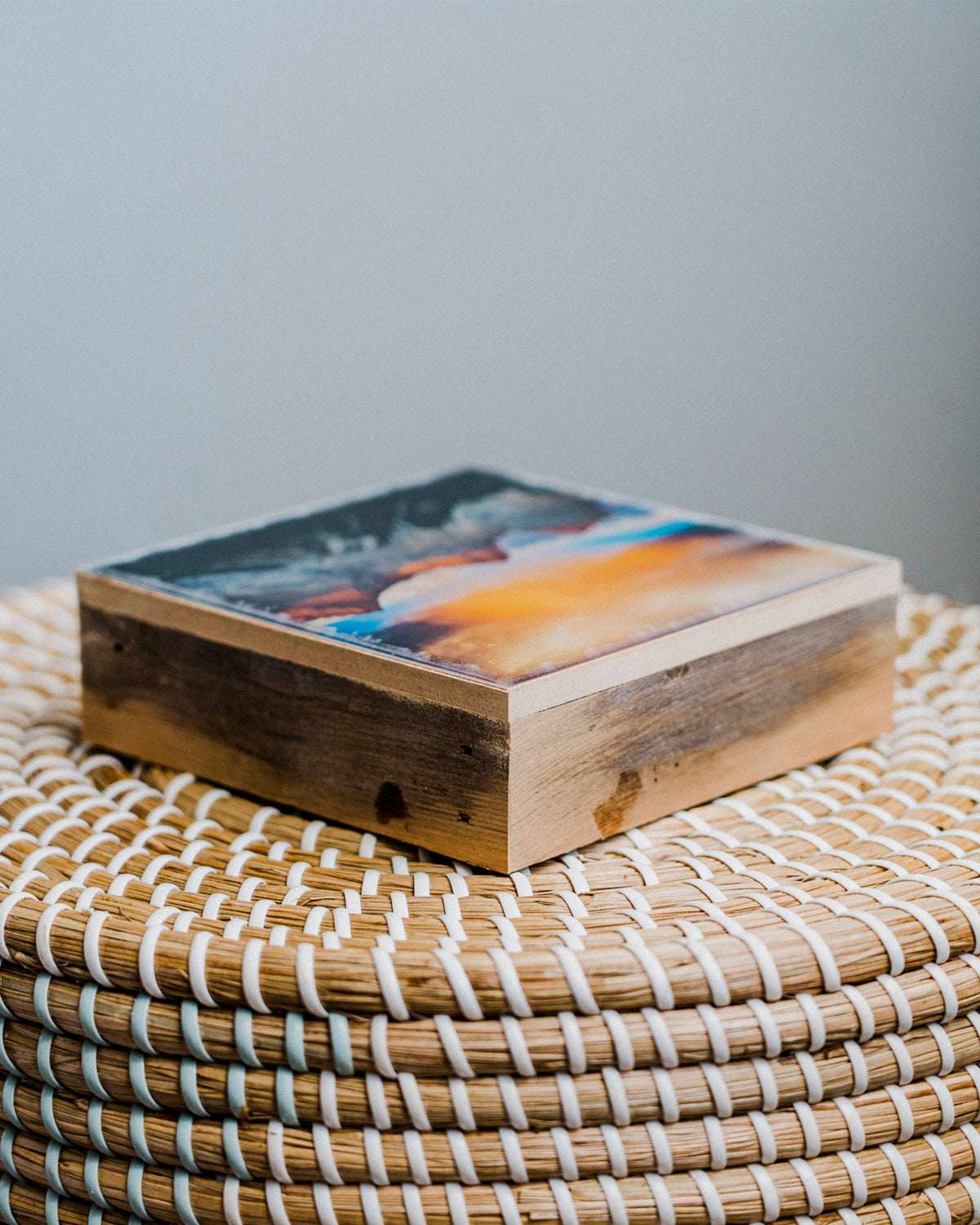 Montañas Tres Hermanas Atardecer<br> Bloque artístico brillante exclusivo de 5x5" <br>Bordes de madera de granero rústico
