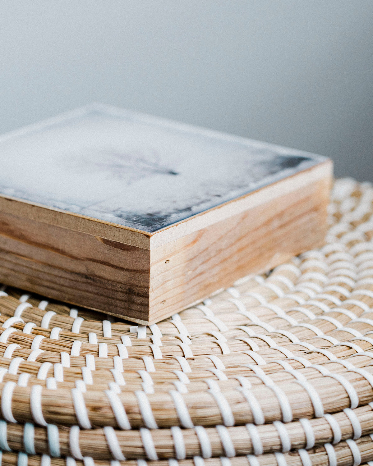Árbol solitario en invierno<br> Bloque artístico brillante exclusivo de 5x5" <br>Bordes de madera de granero rústico