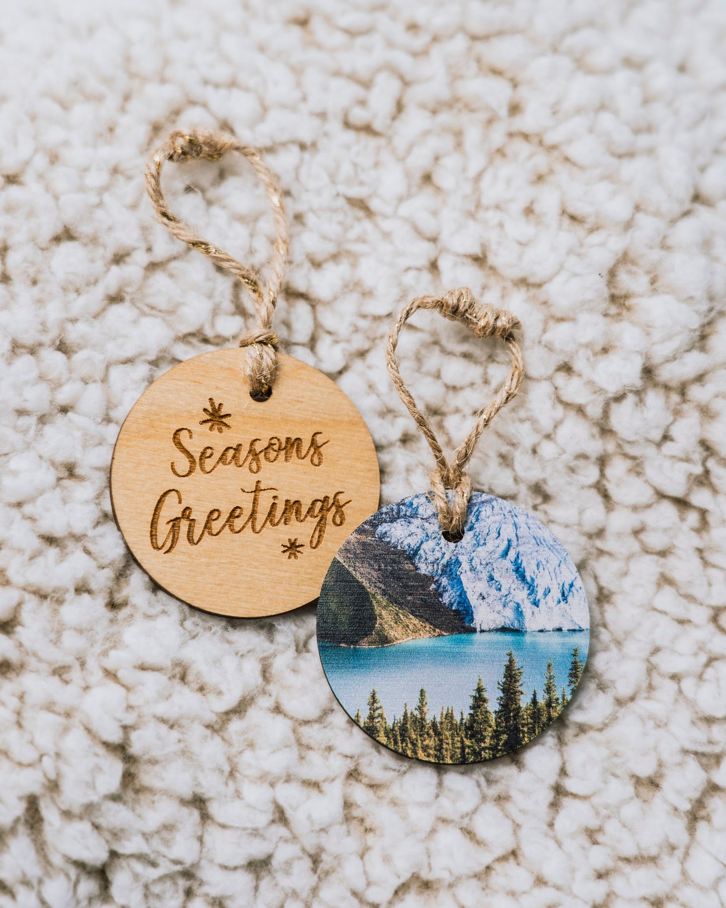Adorno navideño circular de madera<br> Felices Fiestas<br> Lago Berg Monte Robson Montañas Rocosas Canadienses