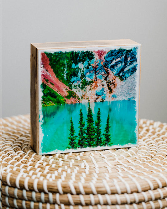 Lago Azul Glacial<br> Bloque artístico brillante exclusivo de 5x5"<br> Bordes de madera de granero rústico