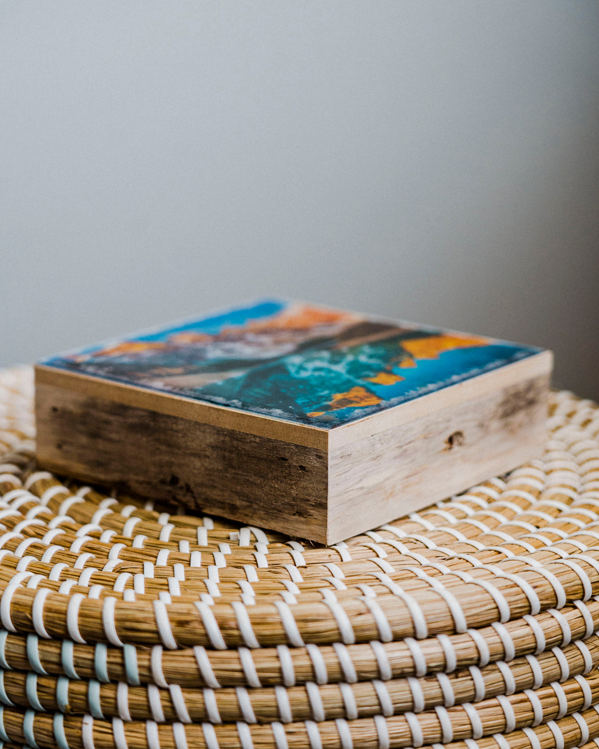 Amanecer en el lago Moraine<br> Bloque artístico brillante exclusivo de 5x5"<br> Bordes de madera de granero rústico