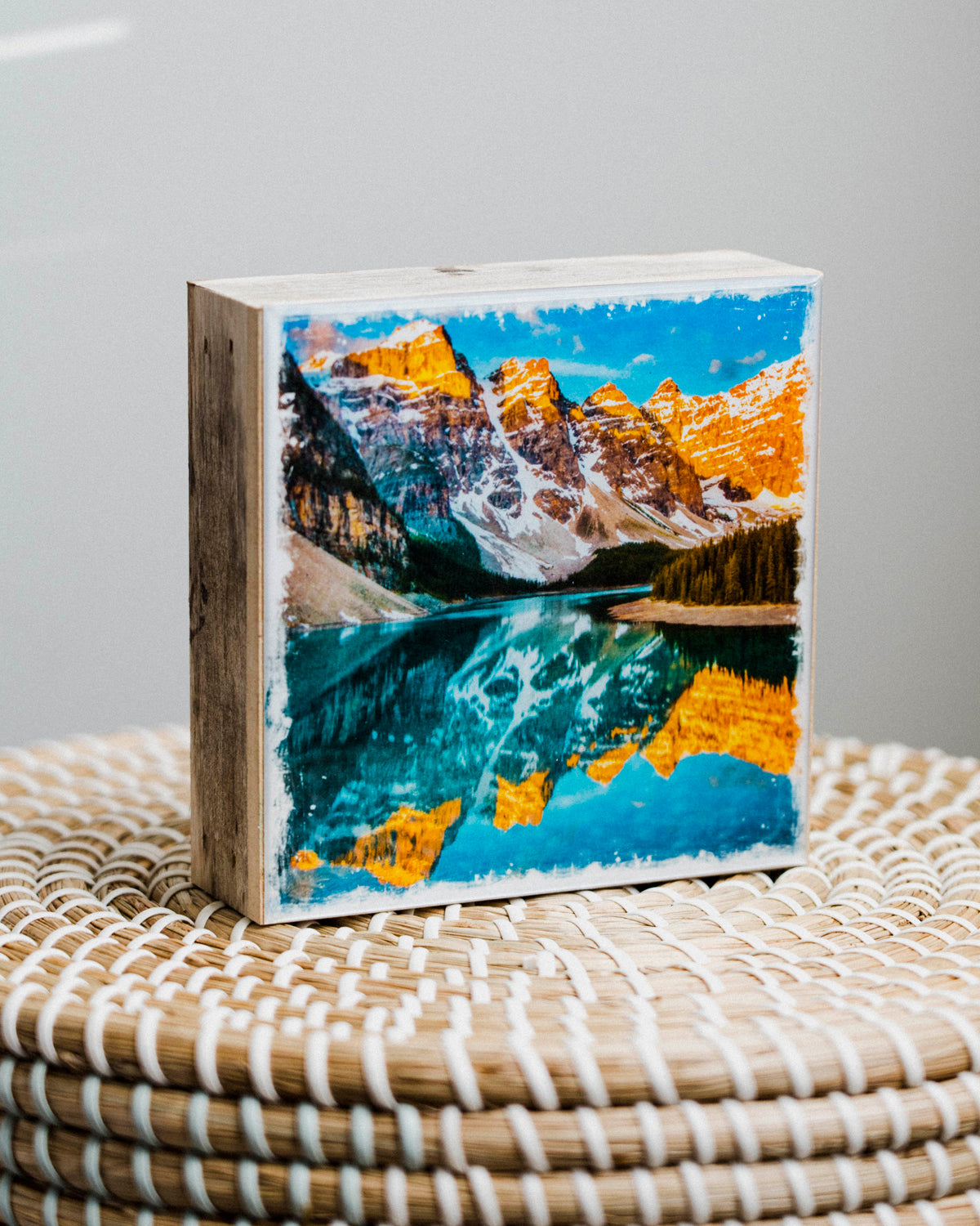 Amanecer en el lago Moraine<br> Bloque artístico brillante exclusivo de 5x5"<br> Bordes de madera de granero rústico