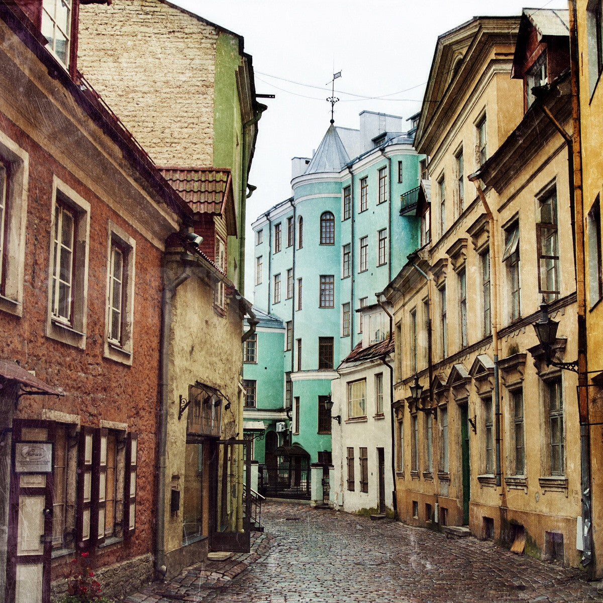 Calles adoquinadas de Tallin Estonia<br> Impresión cromogénica de bellas artes de archivo